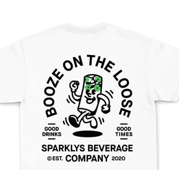 Weisses Baumwoll-T-Shirt von Sparklys Beverage Company auf weißem Hintergrund, mit einem Vintage-Comic-Design auf der Rückseite. Die Grafik zeigt eine lächelnde Dose Sparklys Hard Seltzer Holunder, umgeben von dem großen Schriftzug 'Booze on the loose'.