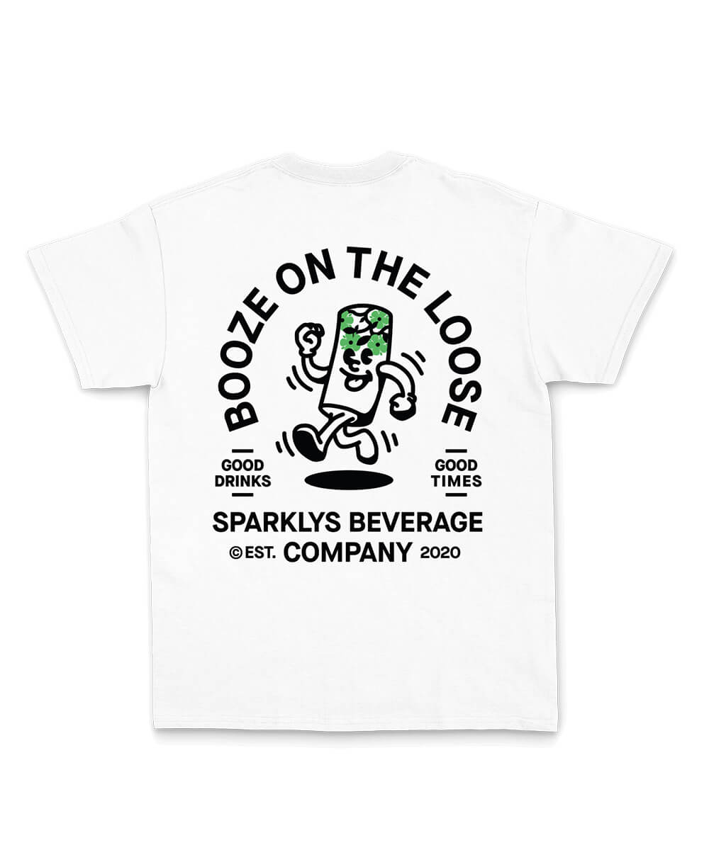 Weisses Baumwoll-T-Shirt von Sparklys Beverage Company auf weißem Hintergrund, mit einem Vintage-Comic-Design auf der Rückseite. Die Grafik zeigt eine lächelnde Dose Sparklys Hard Seltzer Holunder, umgeben von dem großen Schriftzug 'Booze on the loose'.