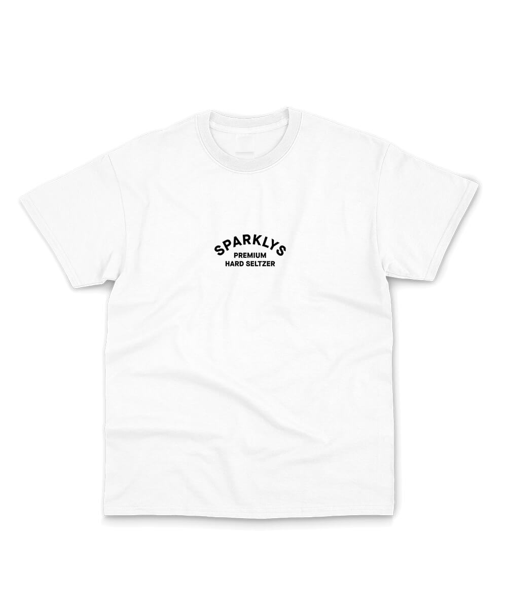 Vorderseite des weissen Baumwoll-T-Shirts von Sparklys, mittig auf der Brust ist das Vintage-Logo von Sparklys Premium Hard Seltzer zu sehen.