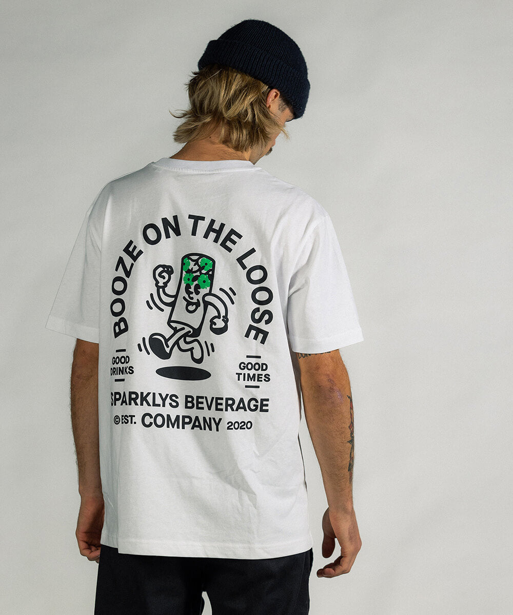 Männliches Model zeigt die Rückseite des weissen Baumwoll-T-Shirts von Sparklys, mit der 'Booze on the loose'- Grafik und dem Sparklys Hard Seltzer Holunder Design.