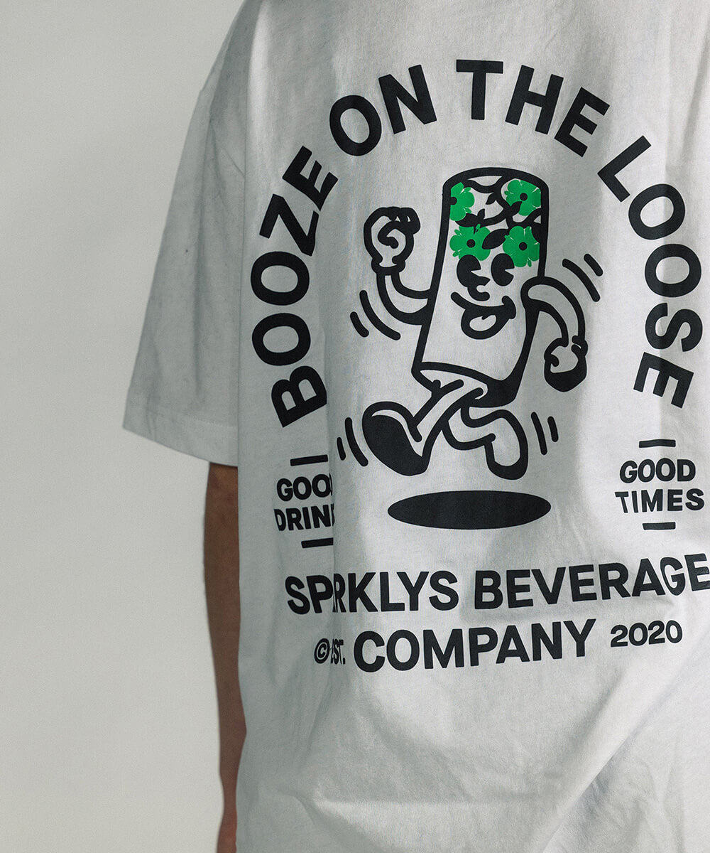 Detailaufnahme des 'Booze on the loose'-Designs auf der Rückseite des weissen Baumwoll-T-Shirts von Sparklys. Es zeigt die lächelnde Dose Sparklys Hard Seltzer Holunder im Vintage-Comic-Stil.
