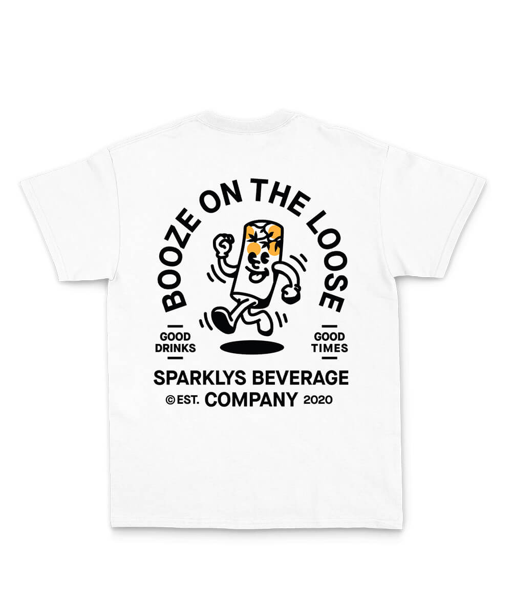 Weisses Baumwoll-T-Shirt von Sparklys Beverage Company auf weißem Hintergrund, mit einem Vintage-Comic-Design auf der Rückseite. Die Grafik zeigt eine lächelnde Dose Sparklys Hard Seltzer Maracuja, umgeben von dem großen Schriftzug 'Booze on the loose'.