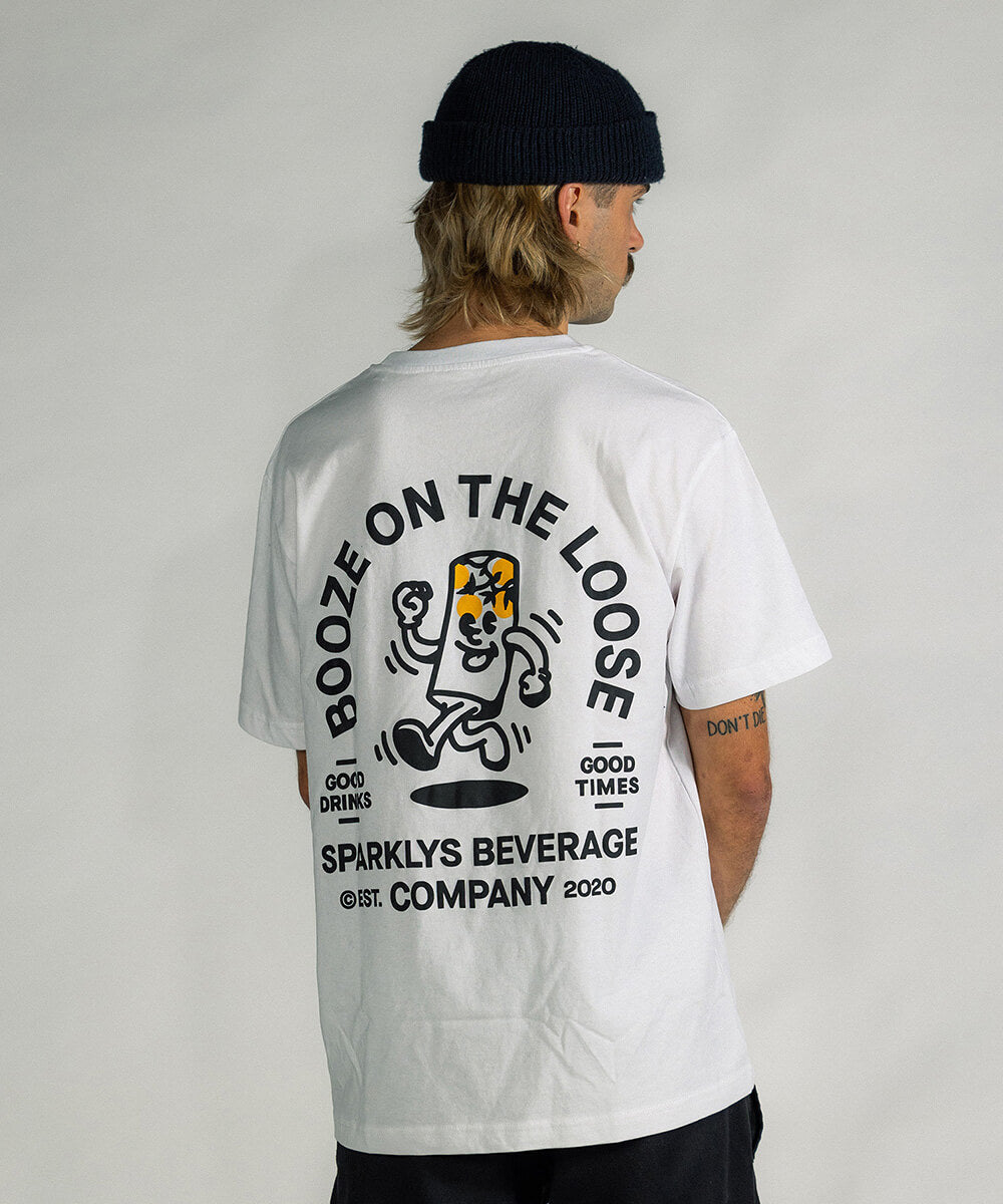 Männliches Model zeigt die Rückseite des weissen Baumwoll-T-Shirts von Sparklys, mit der 'Booze on the loose'- Grafik und dem Sparklys Hard Seltzer Maracuja Design.