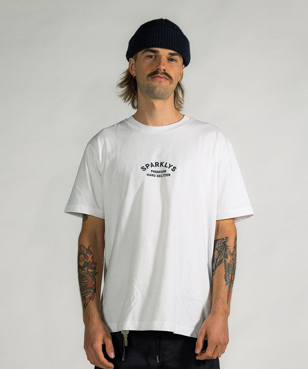Männliches Model präsentiert die Vorderseite des weissen Baumwoll-T-Shirts von Sparklys mit dem Vintage-Logo von Sparklys Premium Hard Seltzer auf der Brust