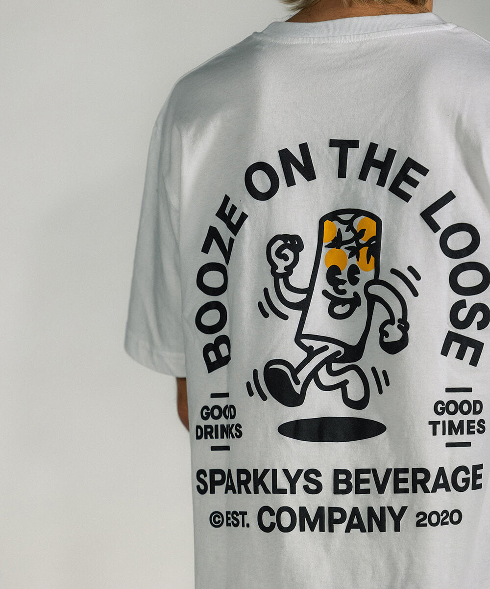 Detailaufnahme des 'Booze on the loose'-Designs auf der Rückseite des weissen Baumwoll-T-Shirts von Sparklys. Es zeigt die lächelnde Dose Sparklys Hard Seltzer Maracuja im Vintage-Comic-Stil.